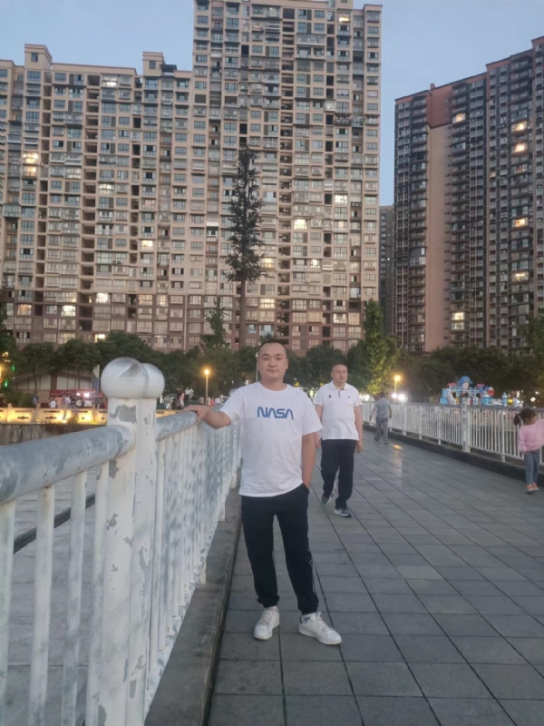 寂寞的男人的第一张照片--长乐相亲网